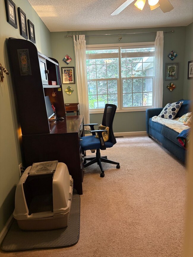 Building Photo - Large, private home in Rivercliff