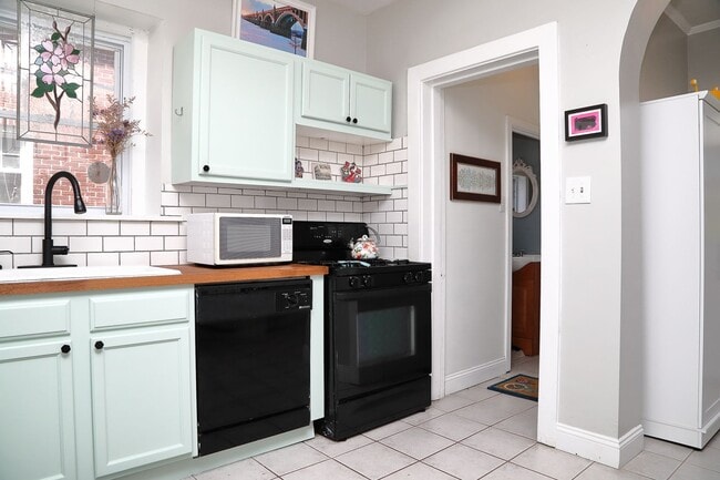 Building Photo - Adorable 5 Bed Single Family Home Near Uptown