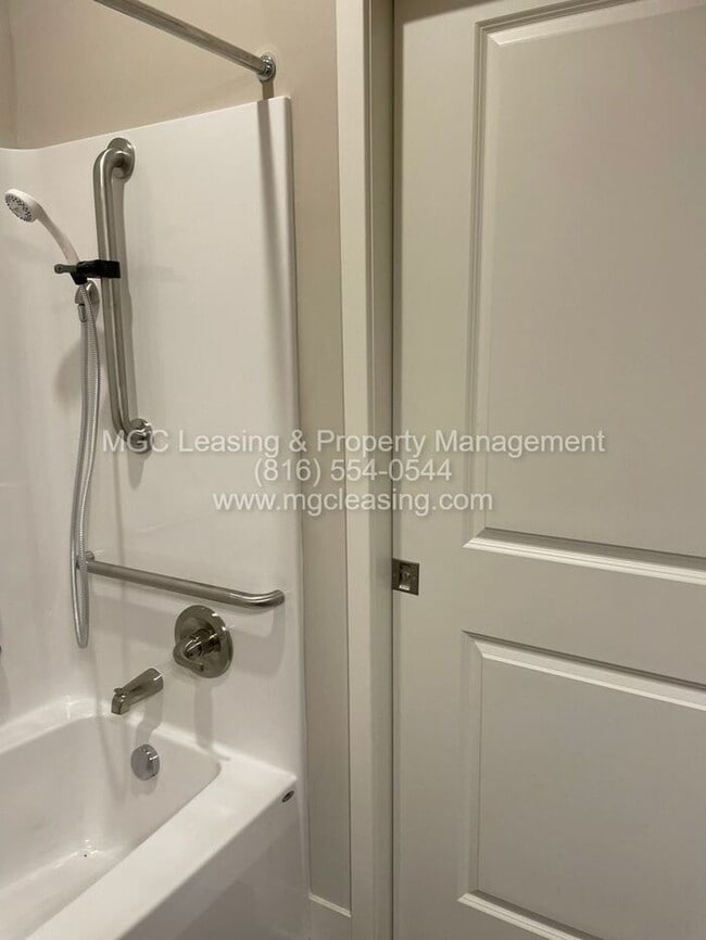 Building Photo - First Floor HCA Apartment with Extra-Large Primary Bath - Enjoy a $500 rent credit when you lease...