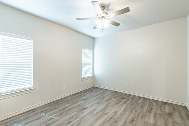 Building Photo - PRE-LEASING FOR SUMMER! - 3 Bedroom 2 Bath...