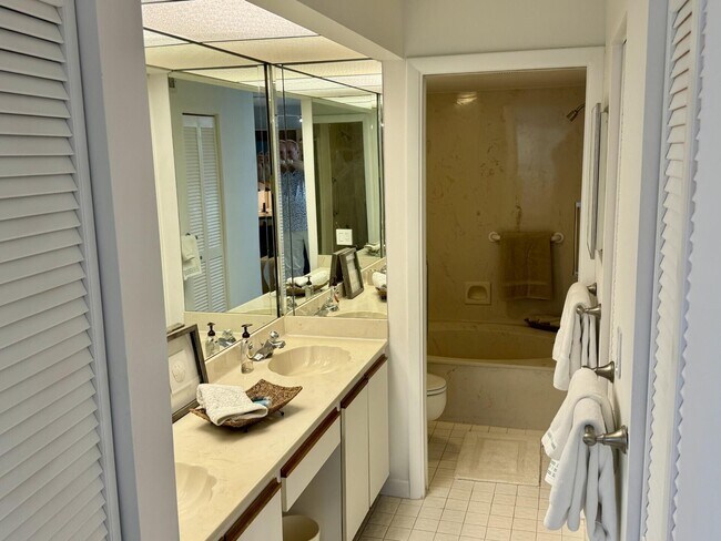 Building Photo - 5121 Oakhill Ln