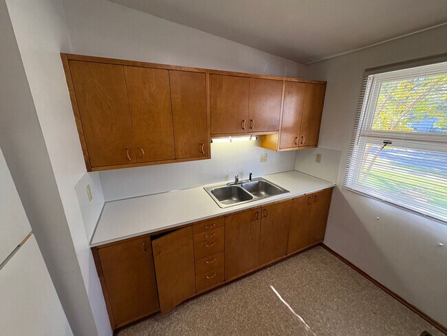 Building Photo - COMING SOON! Meadowlane neighborhood, Fenced Backyard, Laundry included