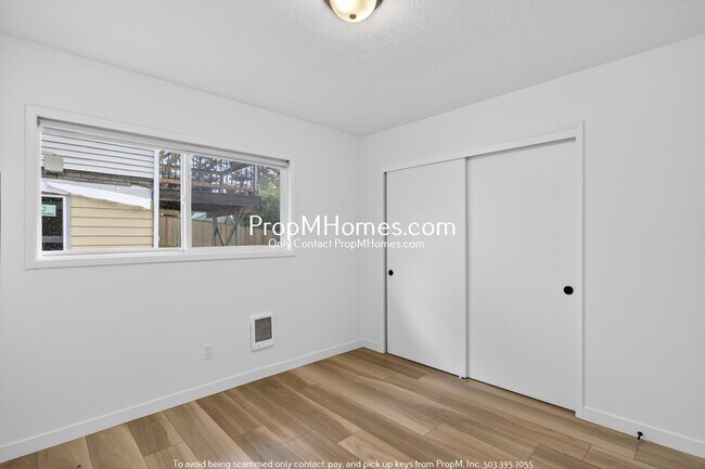 Building Photo - Updated Two Bedroom Unit with St Johns Views!