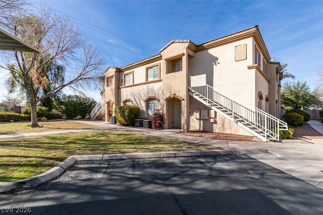 Building Photo - 3400 Cabana Dr