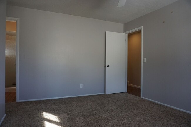 Building Photo - Quiet 4 Bedroom 2.5 Bath Taylorsville Home
