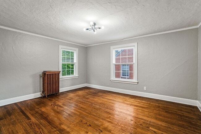Building Photo - Rare Kenwood Townhome, Across from Campus