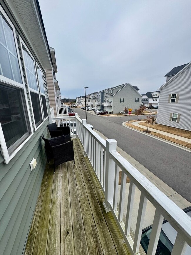 Building Photo - Spacious 3 Bedroom Townhouse