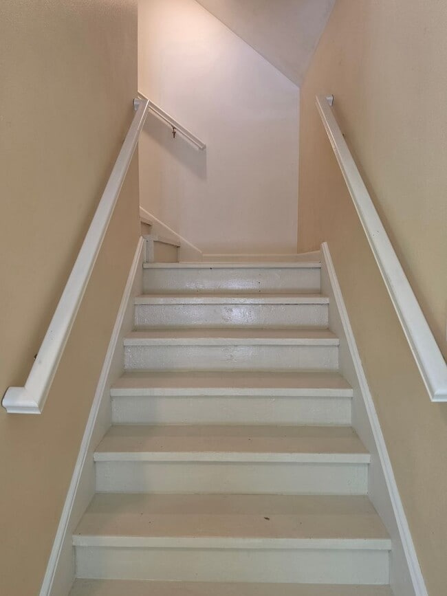 Building Photo - Loft Style Cottage in Indianola