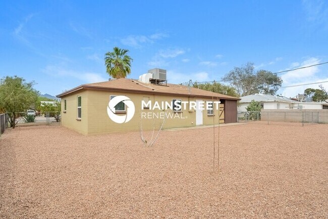 Building Photo - 3 Bedroom Pet-Friendly Home in TUCSON, AZ with Main Street Renewal