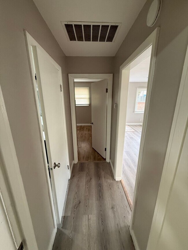 Building Photo - POL03