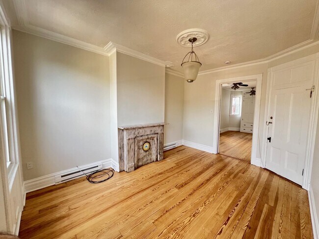 Building Photo - 492 Monmouth St