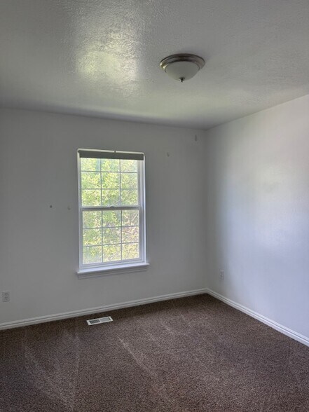 Building Photo - 1010 W 820 S