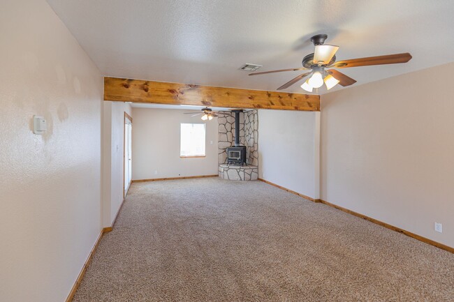 Building Photo - Beautiful 3 bedroom 1 bathroom home