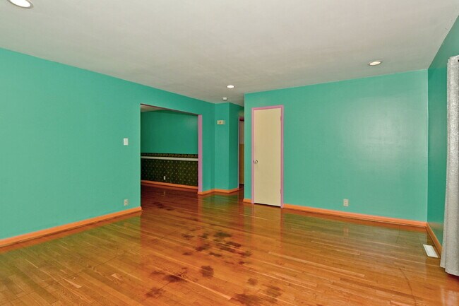 Building Photo - Charming 3-Bedroom Retreat with 2 Full Baths on South Meridian Street – 1516 Sq Ft of Comfort in ...