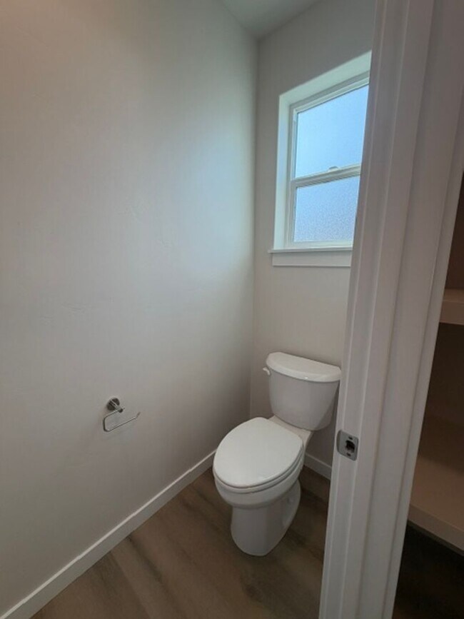 Building Photo - 421 Needlegrass Ln