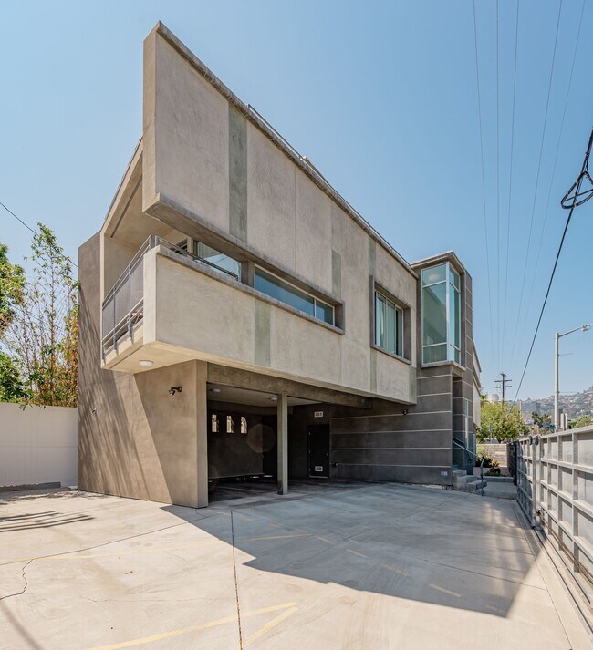 Building Photo - 501 N San Vicente Blvd