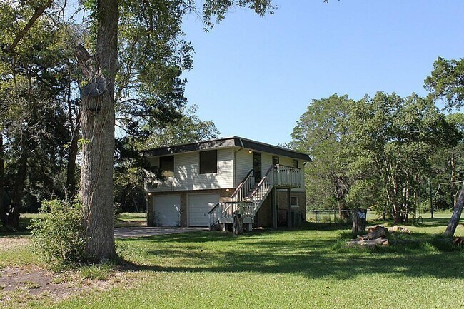 Building Photo - 1004 Farm to Market 646 Rd N