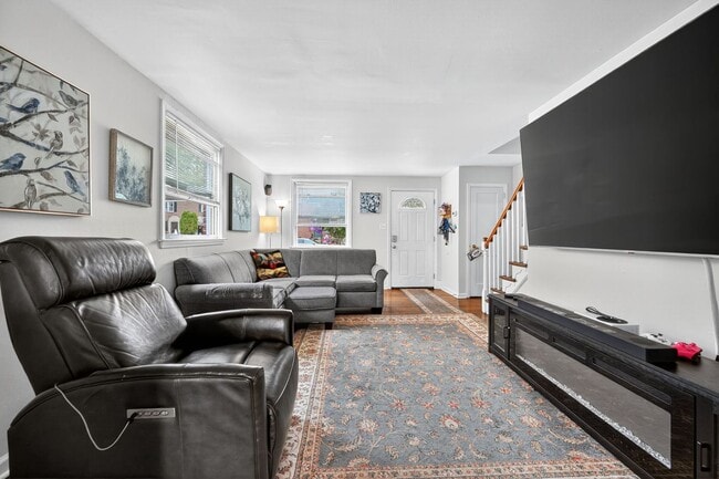 Building Photo - 3 Bedroom, 1 Bath Smart Fully Furnished To...