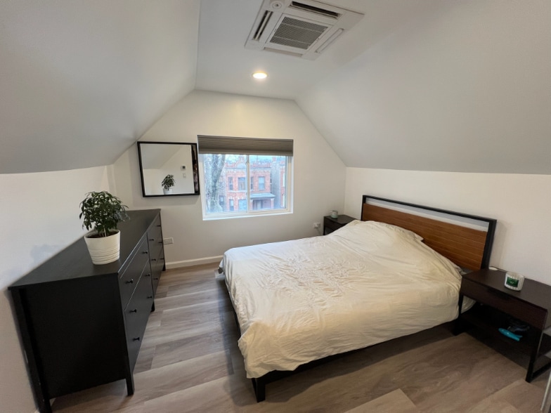 Building Photo - 3422 W Schubert Ave