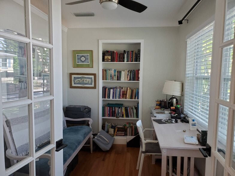 Building Photo - 347 Ling a Mor Ter S