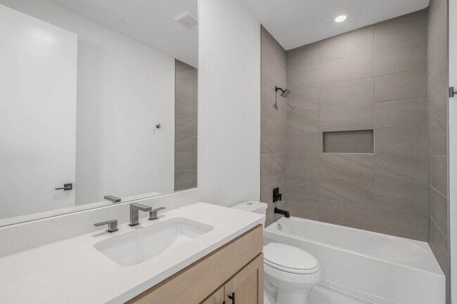Building Photo - Brand new 4/4.5 Townhome