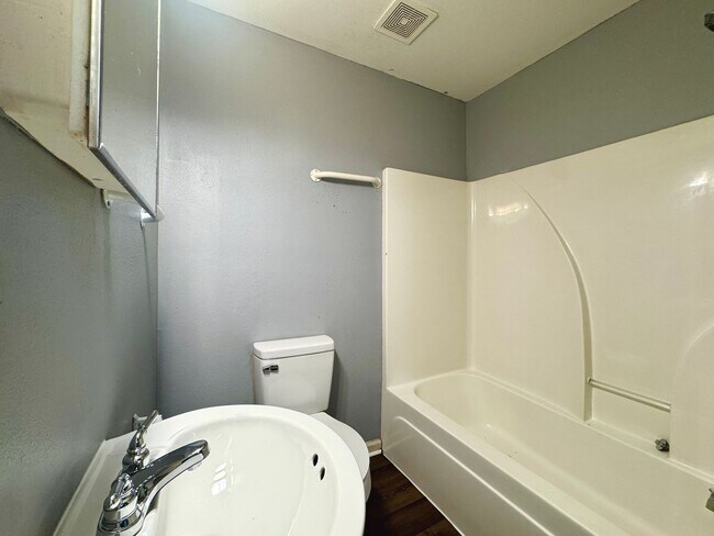 Building Photo - 1 Bedroom Upstairs apartment Just outside of Searcy