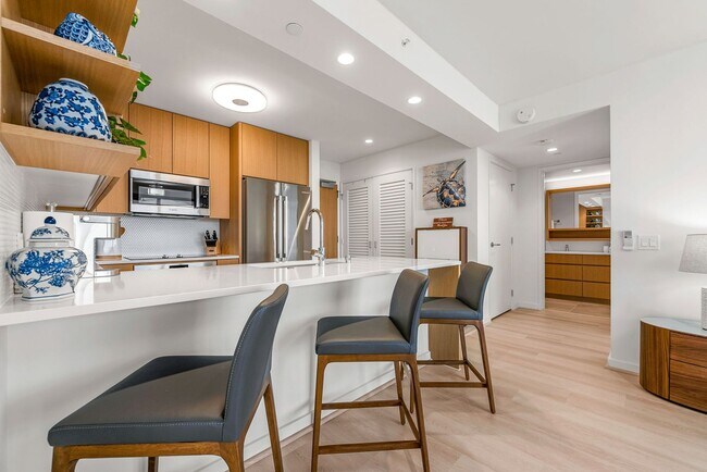 Building Photo - Sky Ala Moana (West) #3001 - Fully furnished 2 BR/2 BA/2 parking