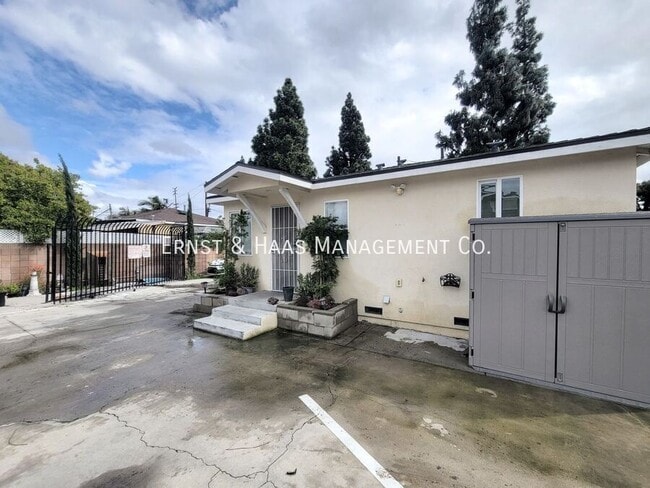 Building Photo - 8429 Somerset Blvd