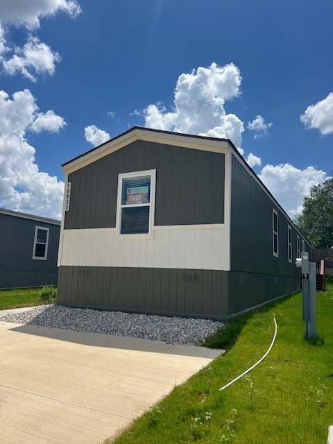 Building Photo - 15923 S Flores St