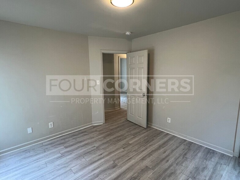 Building Photo - Room in Duplex on Beck St