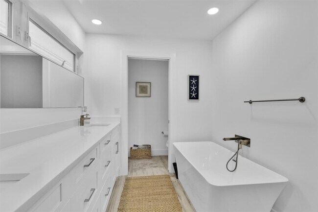 Building Photo - 17026 Bay St