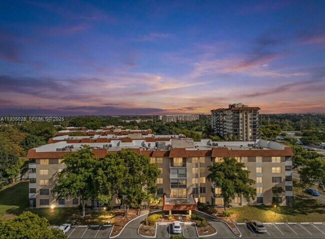 Building Photo - 4172 Inverrary Dr