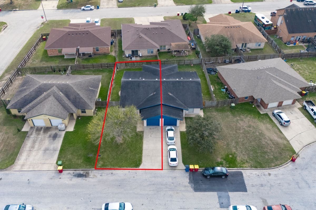 Building Photo - 1307 Lily Ln