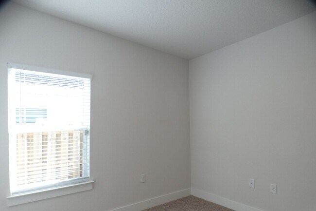 Building Photo - 4-Bedroom Home - Community Pool