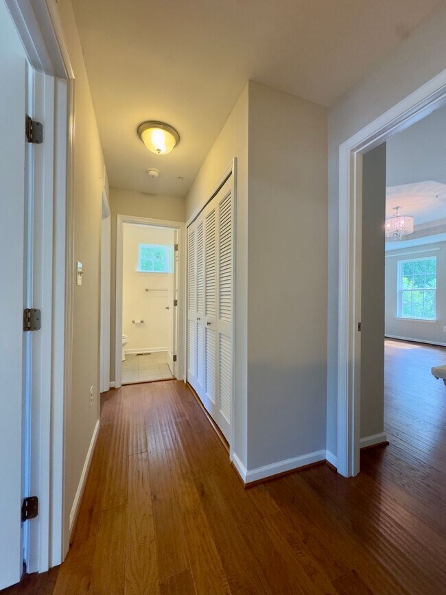 Building Photo - 1302 Dickinson Ct