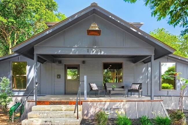 Building Photo - 1321 W San Antonio St