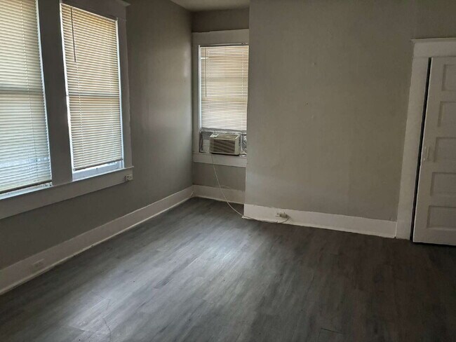 Building Photo - 214 E Huff Ave