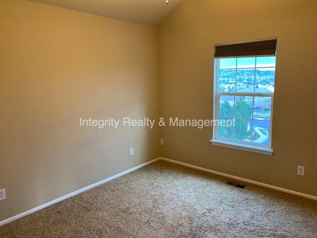 Building Photo - 552 Hanging Rock Pl