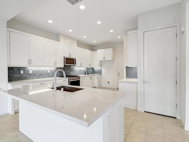 Building Photo - 6574 Tesla Ln