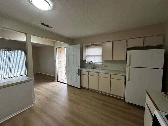 Building Photo - 5802 Emerald Forest Dr