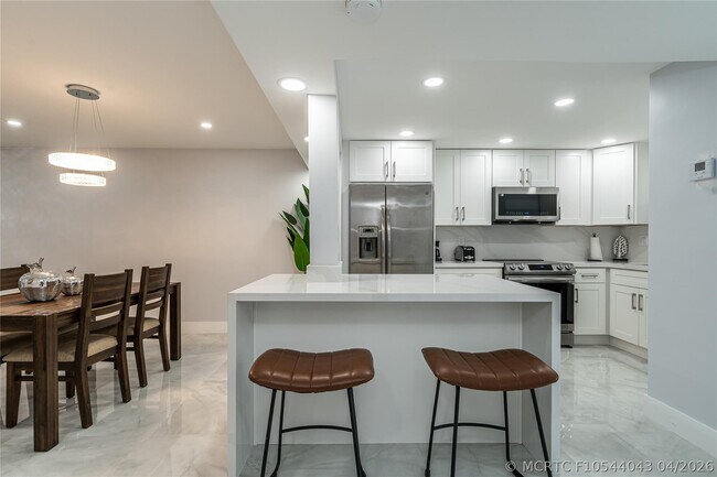 Building Photo - 9523 S Hollybrook Lake Dr
