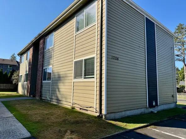 Building Photo - 1208 34 St