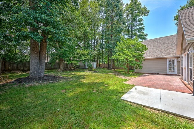 Building Photo - 903 N Quail Terrace