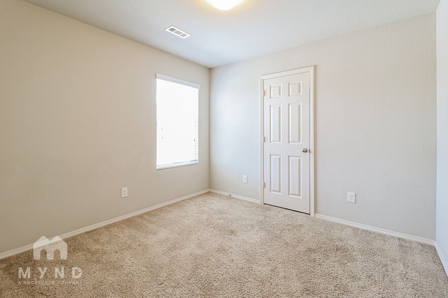 Building Photo - 942 Pinehurst Loop