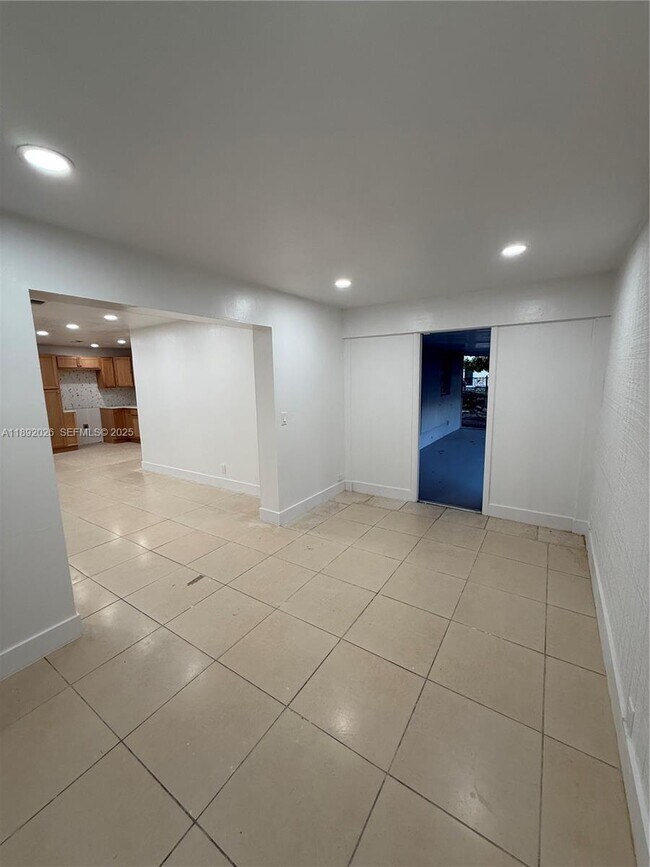 Building Photo - 1600 W 14th St