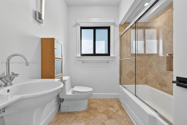 Building Photo - 465 NE 52nd St