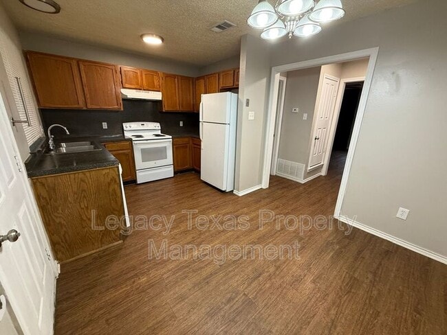 Building Photo - 1610 Sun Valley Dr