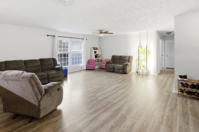 Building Photo - 607 Oakwood Ave