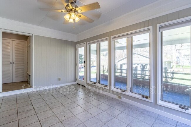 Building Photo - 6618 Castlegate Dr