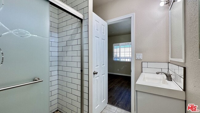 Building Photo - 6117 1/2 S Victoria Ave